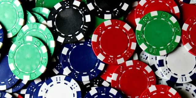 What do professional poker players know that beginners don't?